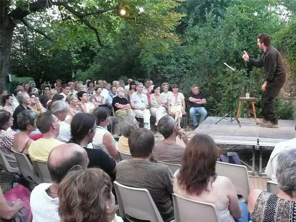 Dans un jardin à Les Mages pour le spectacle "L'histoire d'un tigre" en 2009