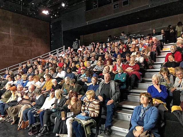 Le public au Cratère à Alès lors du spectacle "A ne pas rater" en 2022